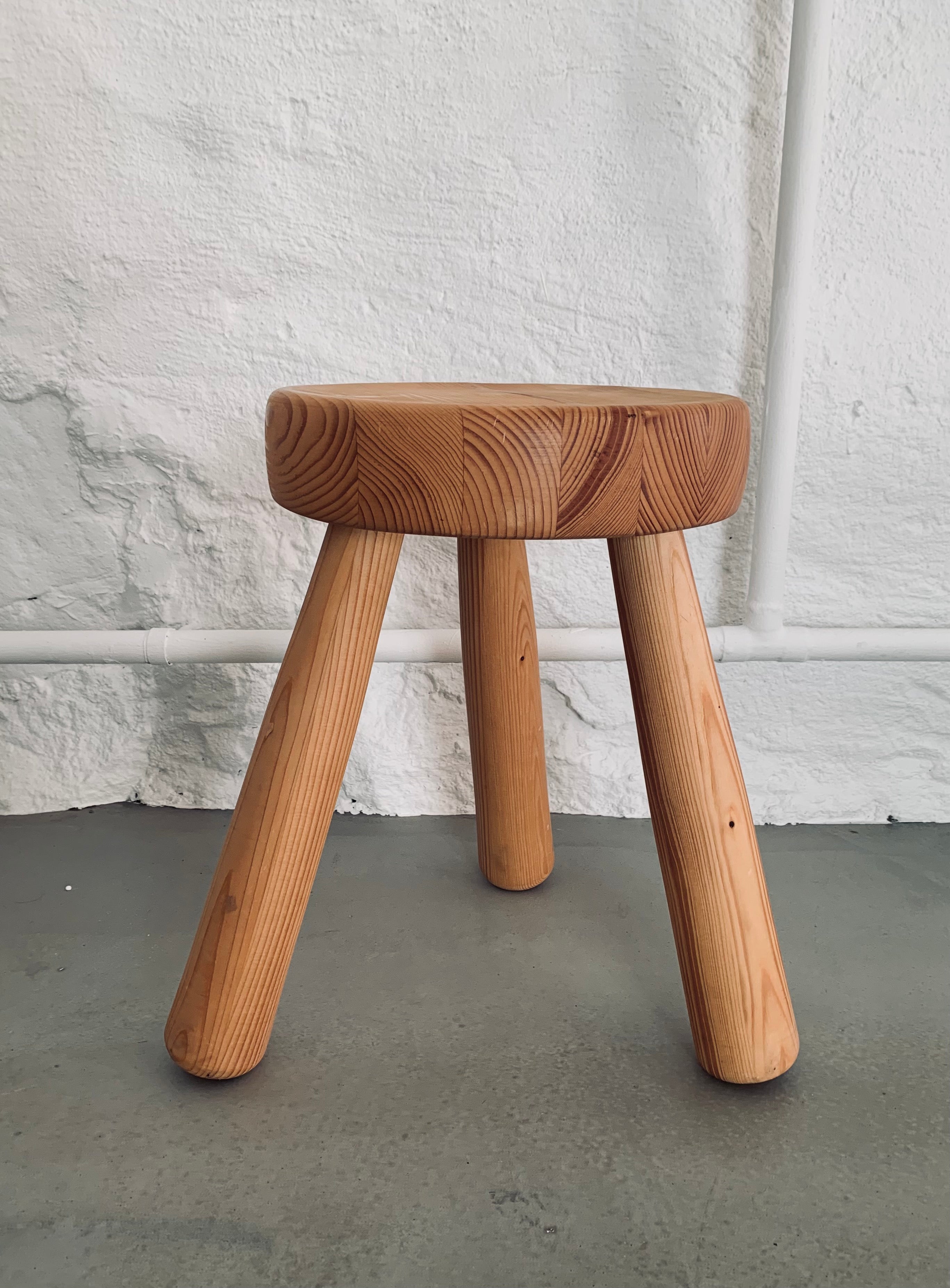 Ingvar Hildingsson Pine Stool – SCHILLER DUFVA