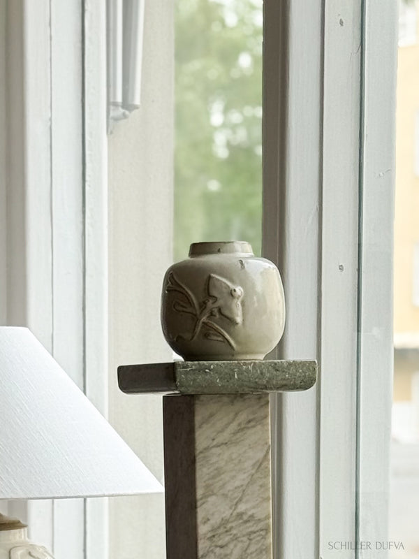 Stoneware vase under water decor