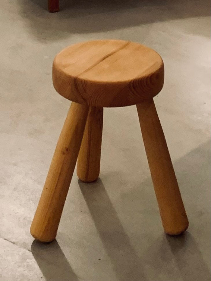 Ingvar Hildingsson Pine Stool – SCHILLER DUFVA